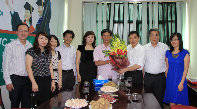 GS.TS Mai Trọng Nhuân, GS.TSKH Vũ Minh Giang tới chúc mừng TT Truyền thông và Quan hệ Công chúng-ĐHQGHN