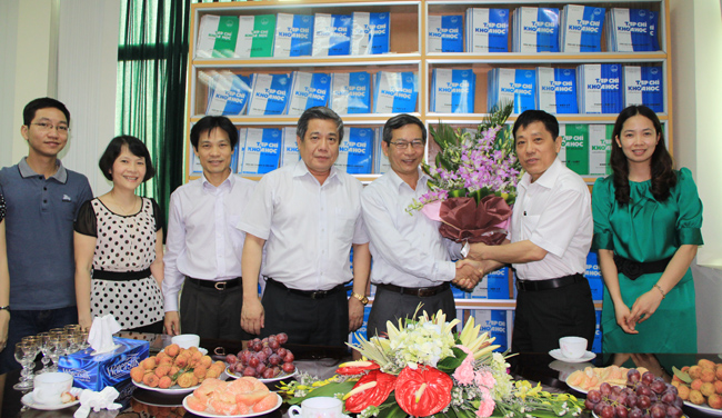 Ban Giám đốc chúc mừng Tạp chí Khoa học-ĐHQGHN
