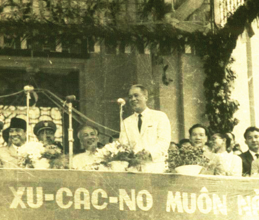 Lễ đón tiếp Bác Hồ và Tổng thống Xu Cac No tới thăm Trường Đại học Tổng hợp Hà Nội.