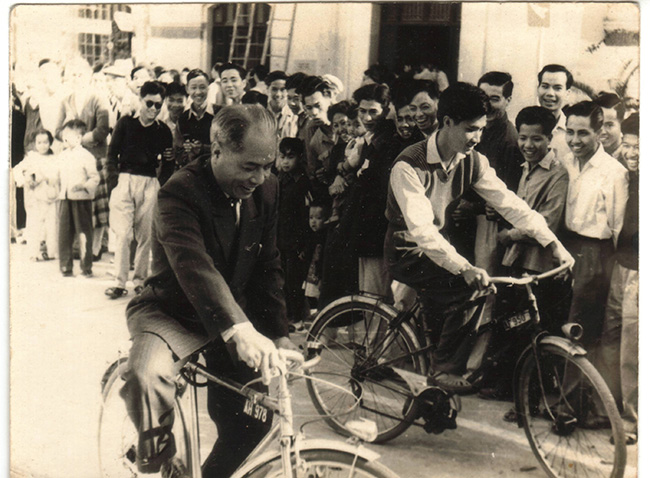 GS. Ngụy Khư Kontum tham gia thi “đi xe đạp chậm” với sinh viên