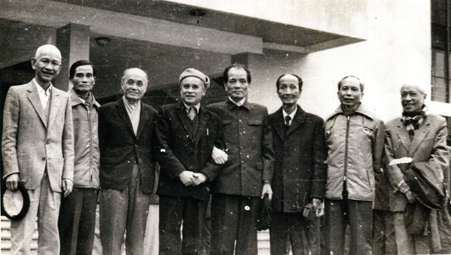 Chụp với các GS (từ trái sang): Lê Khả Kế, Dương Trọng Bái, Lê Thạc Cát, Lê Văn Thiêm, Nguyễn Xiển, Hồ Đắc Di, Võ Thuần Nho, Ngụy Như Kontum